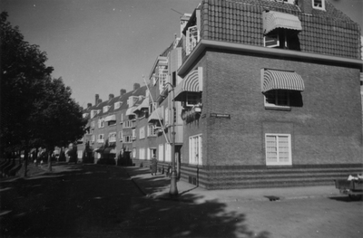 221126 Gezicht op de huizen Rembrandtkade 66 (rechts)- lager te Utrecht met rechts op de voorgrond de ingang van de ...